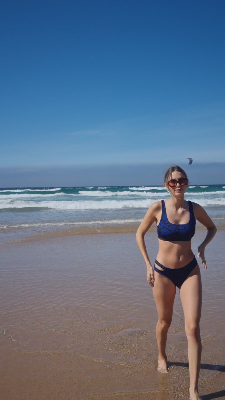 Caparica Bikini Top mit Dark Moonflower Print